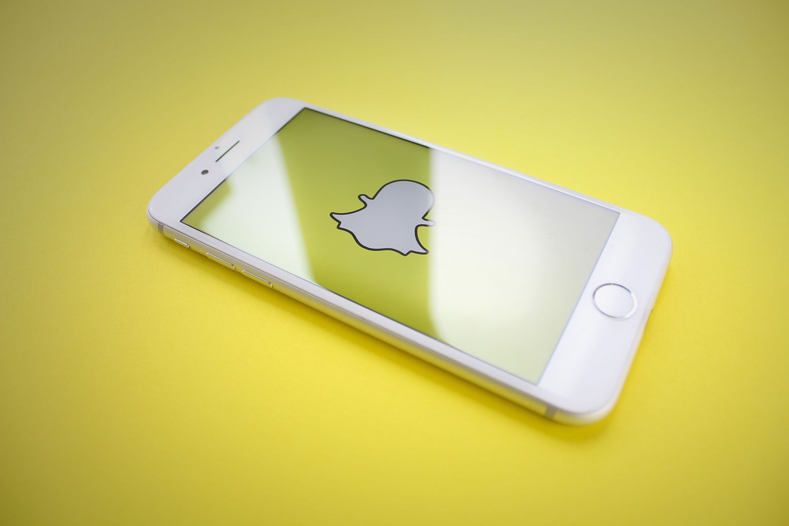 Snapchats controversial redesign caused it to hemorrhage users image 1