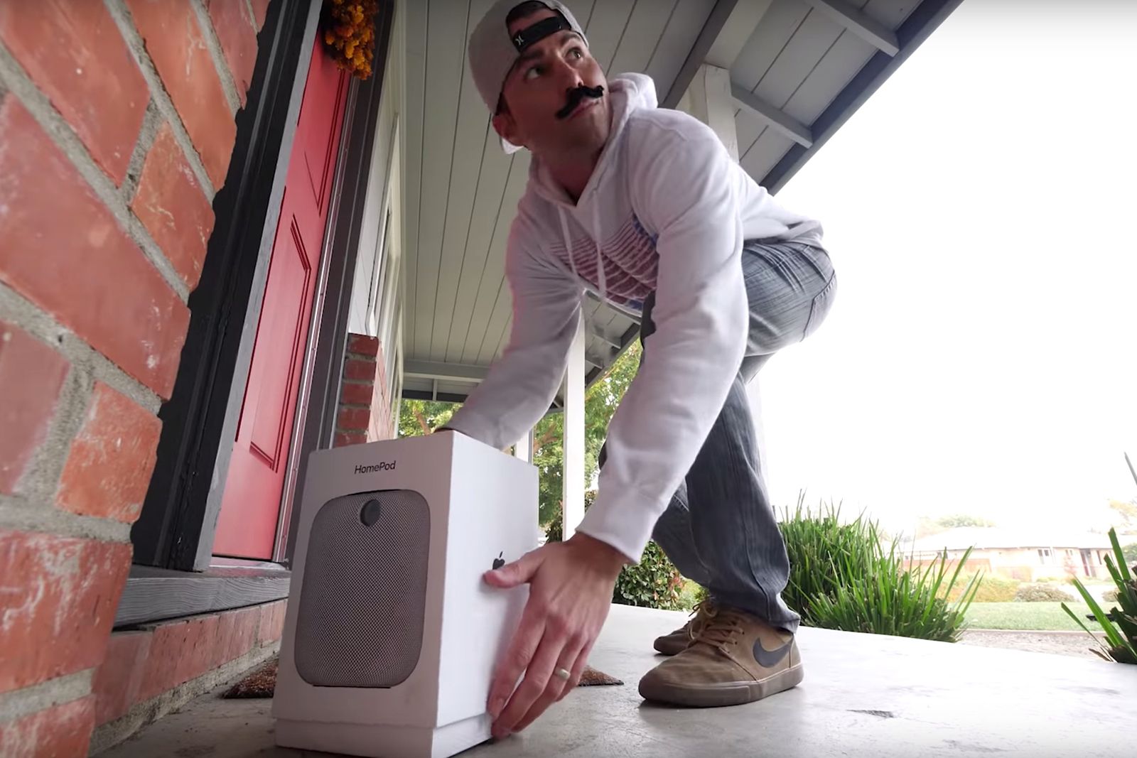 YouTuber designs a parcel that shoots glitter fart smells at porch thieves image 1