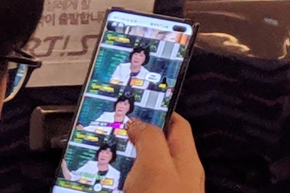 Wow Samsung Galaxy S10 pictured being used in public someones in trouble image 1