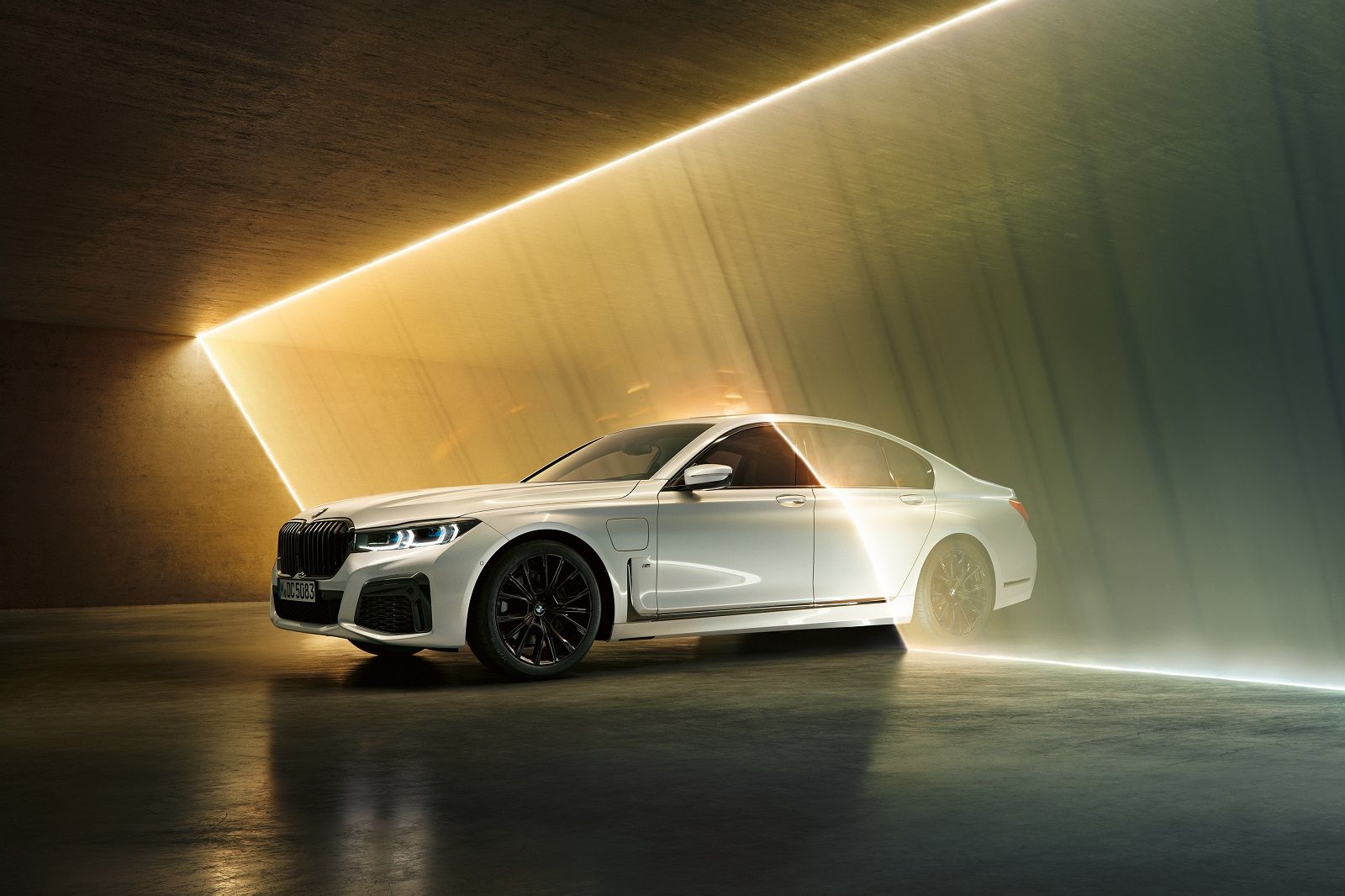 BMW announces new 7 series plug-in hybrid image 1