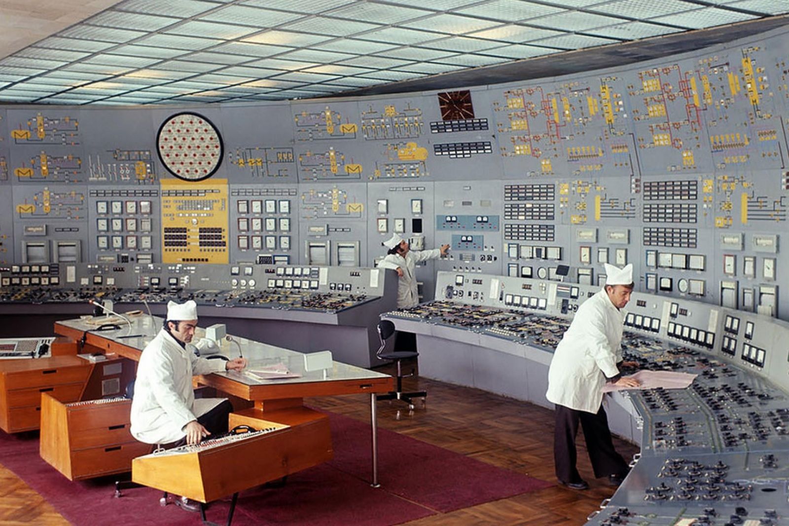 Satisfying photos of classic control rooms that once ran the world image 2