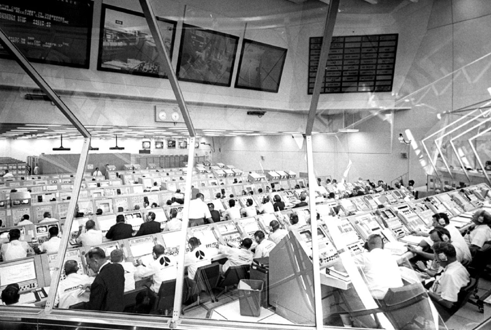 Satisfying Photos Of Classic Control Rooms That Once Ran The World image 4