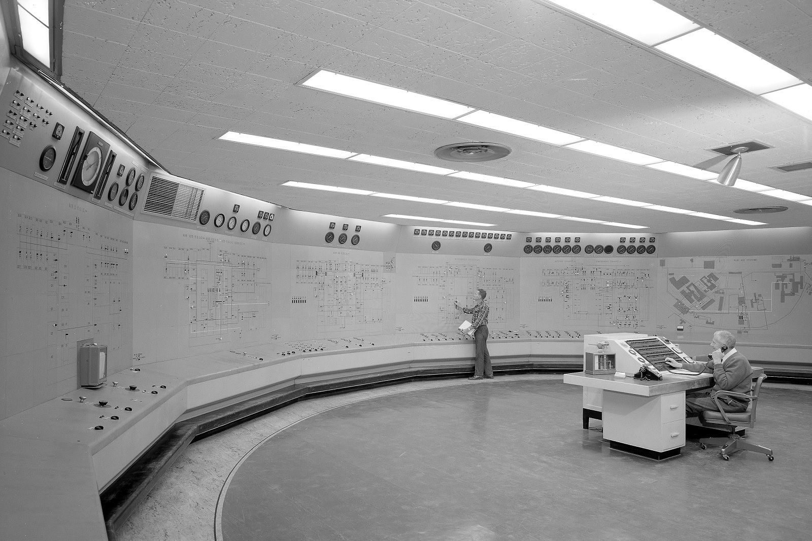 Satisfying Photos Of Classic Control Rooms That Once Ran The World image 6