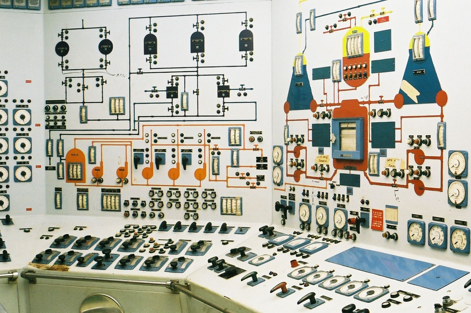 Satisfying Photos Of Classic Control Rooms That Once Ran The World image 7
