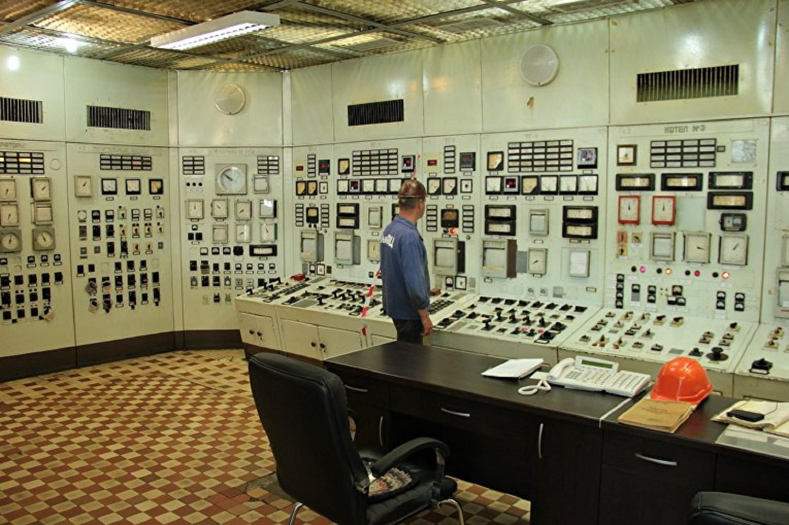 Satisfying Photos Of Classic Control Rooms That Once Ran The World image 8