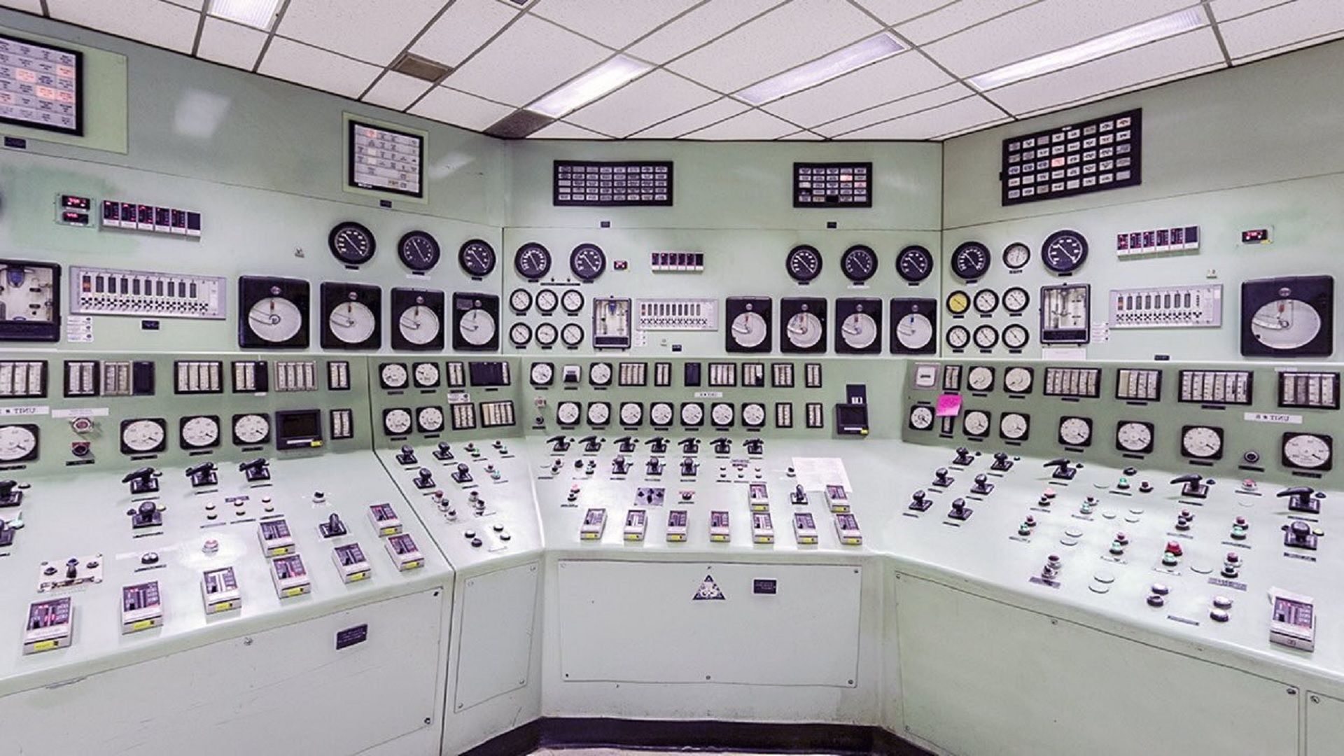 Satisfying Photos Of Classic Control Rooms That Once Ran The World image 9