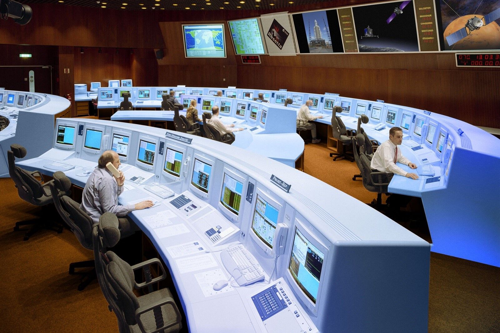 Satisfying Photos Of Classic Control Rooms That Once Ran The World photo 19