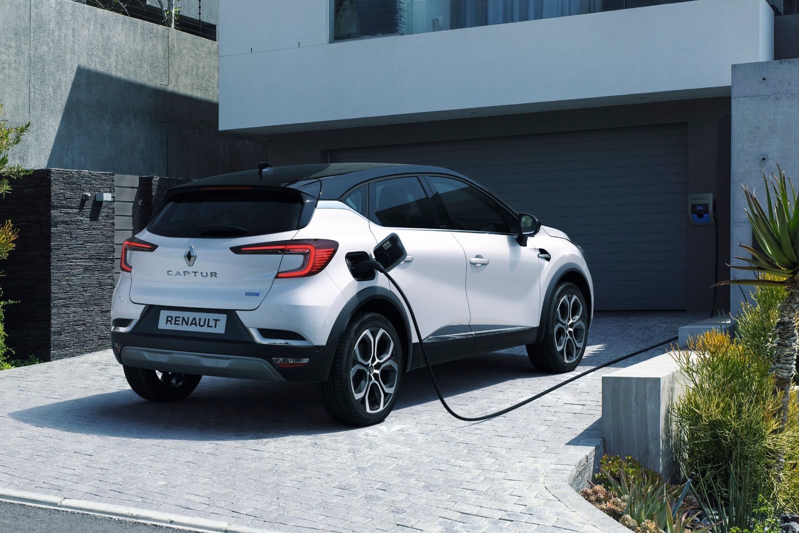 Renault Enters Hybrid Game With Clio E-tech And Plug-in Captur E-tech image 1