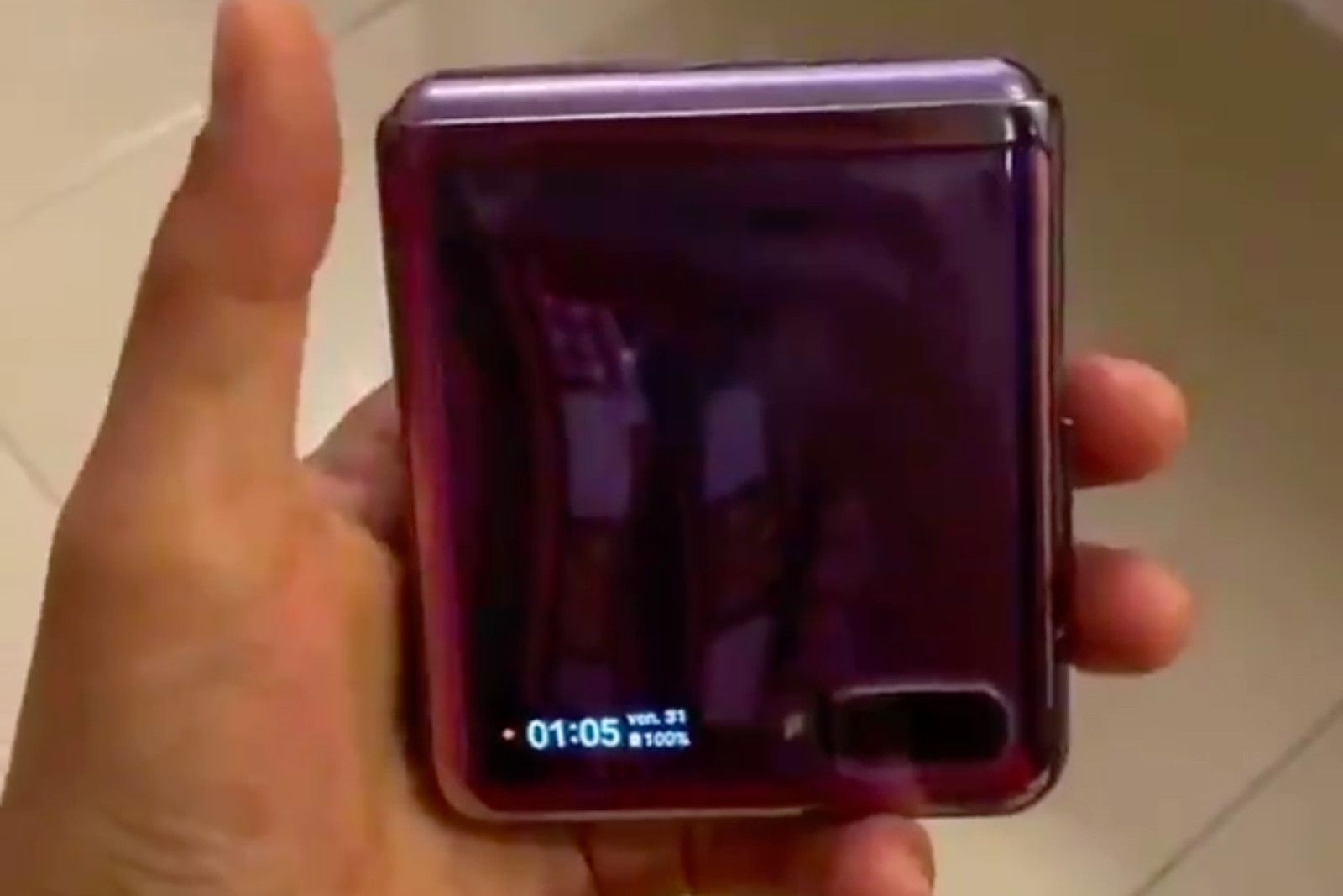 Samsung Galaxy Z Flip appears in hands-on video image 1