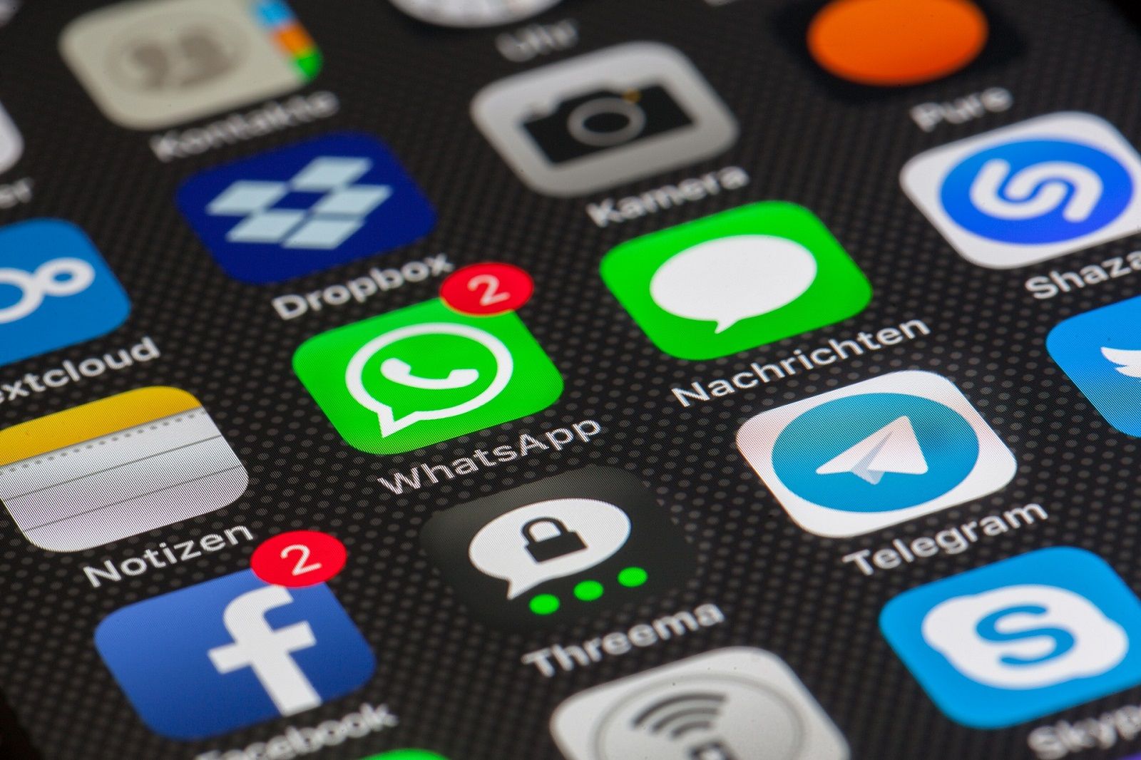 WhatsApp is testing Dark Mode for Apple iPhone users image 1
