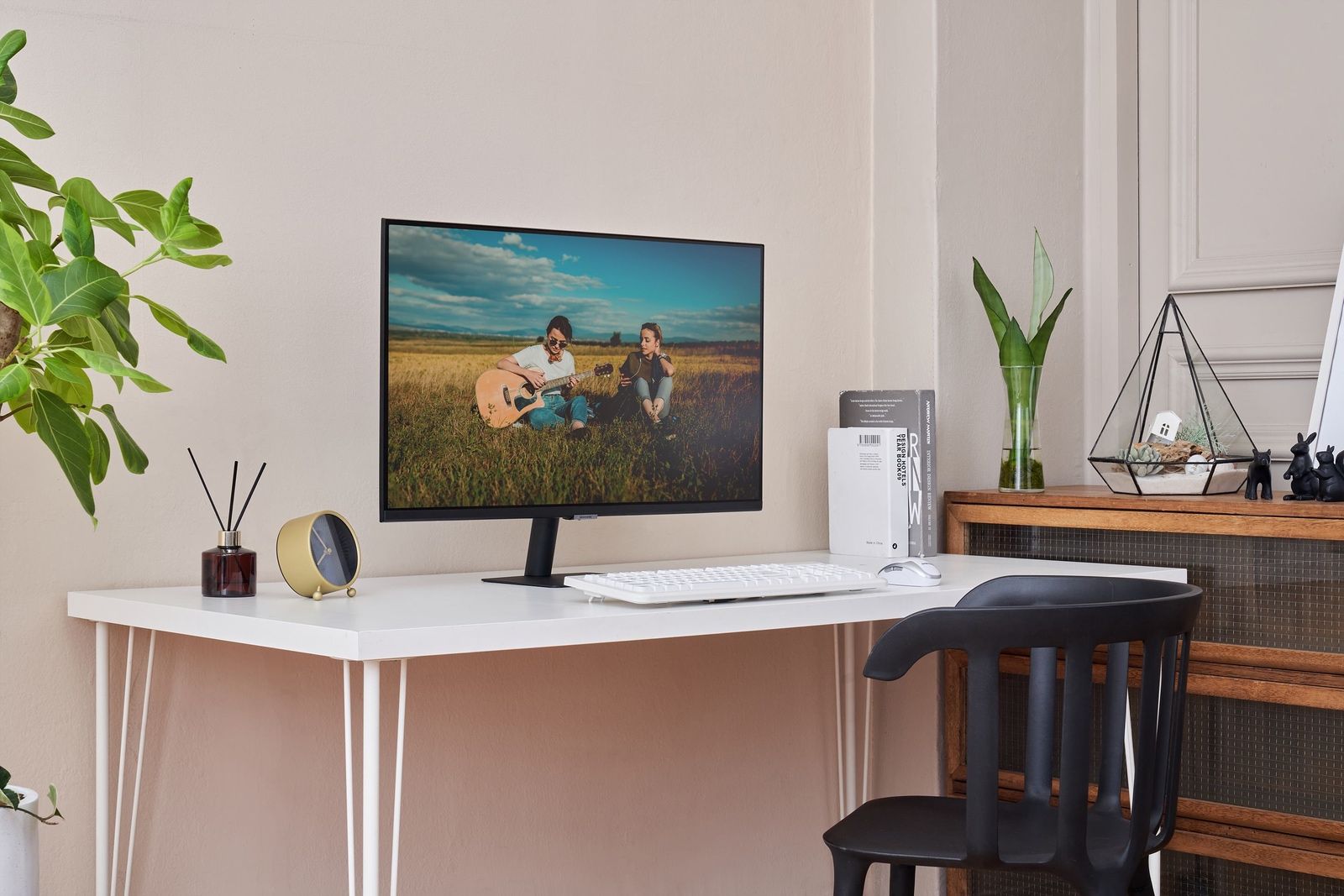 Samsung's new Smart Monitor M7 is a smart TV for your computer photo 1