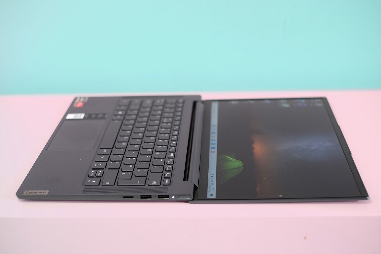 Lenovo Yoga Slim 7 14ARE05 in Review: Compact Powerhouse with Good Battery  Life -  Reviews