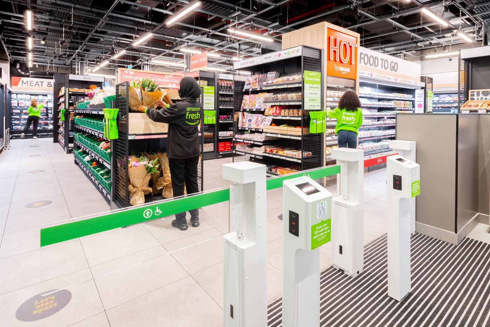 Amazon opens its first cashier-free store in the UK - just walk out! photo 2