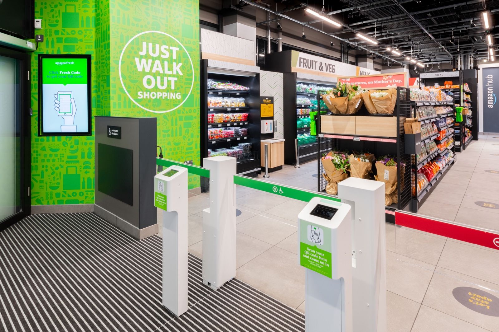 Amazon opens its first cashier-free store in the UK - just walk out! photo 3