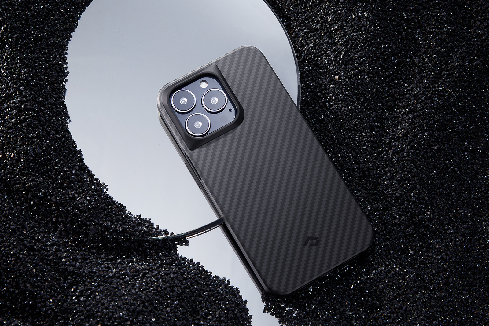 These Pitaka cases are the perfect choice for your iPhone 13 photo 2