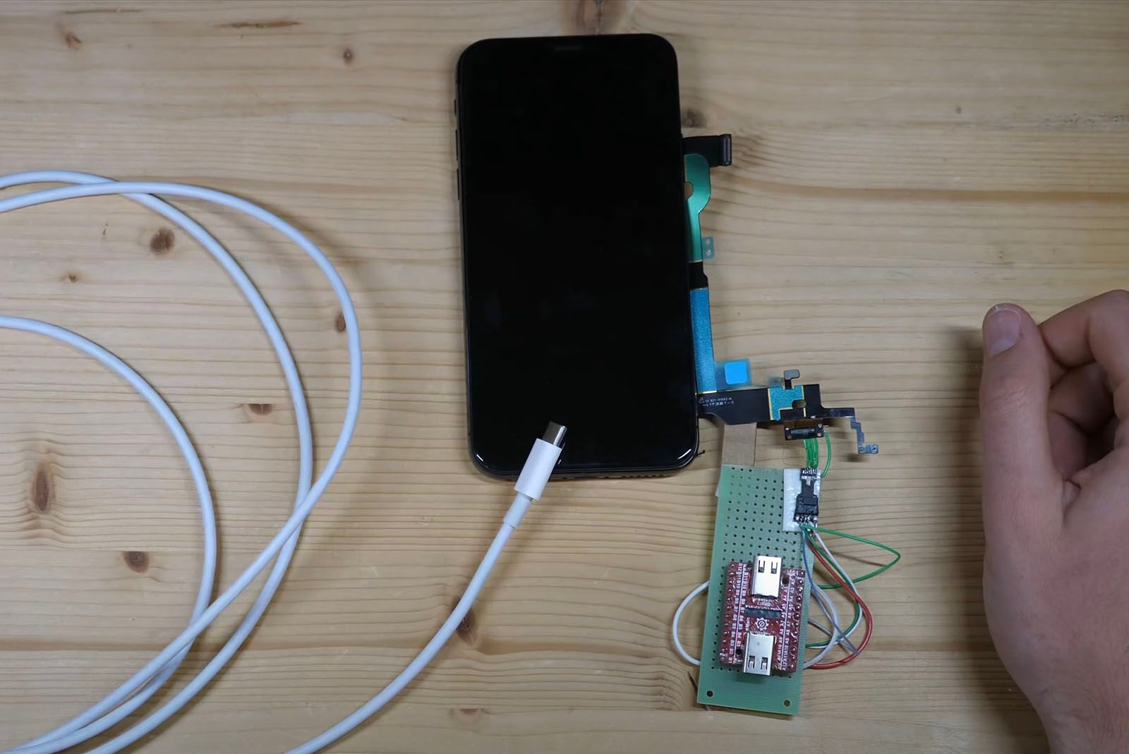 This guy built the world’s first iPhone with USB-C photo 1