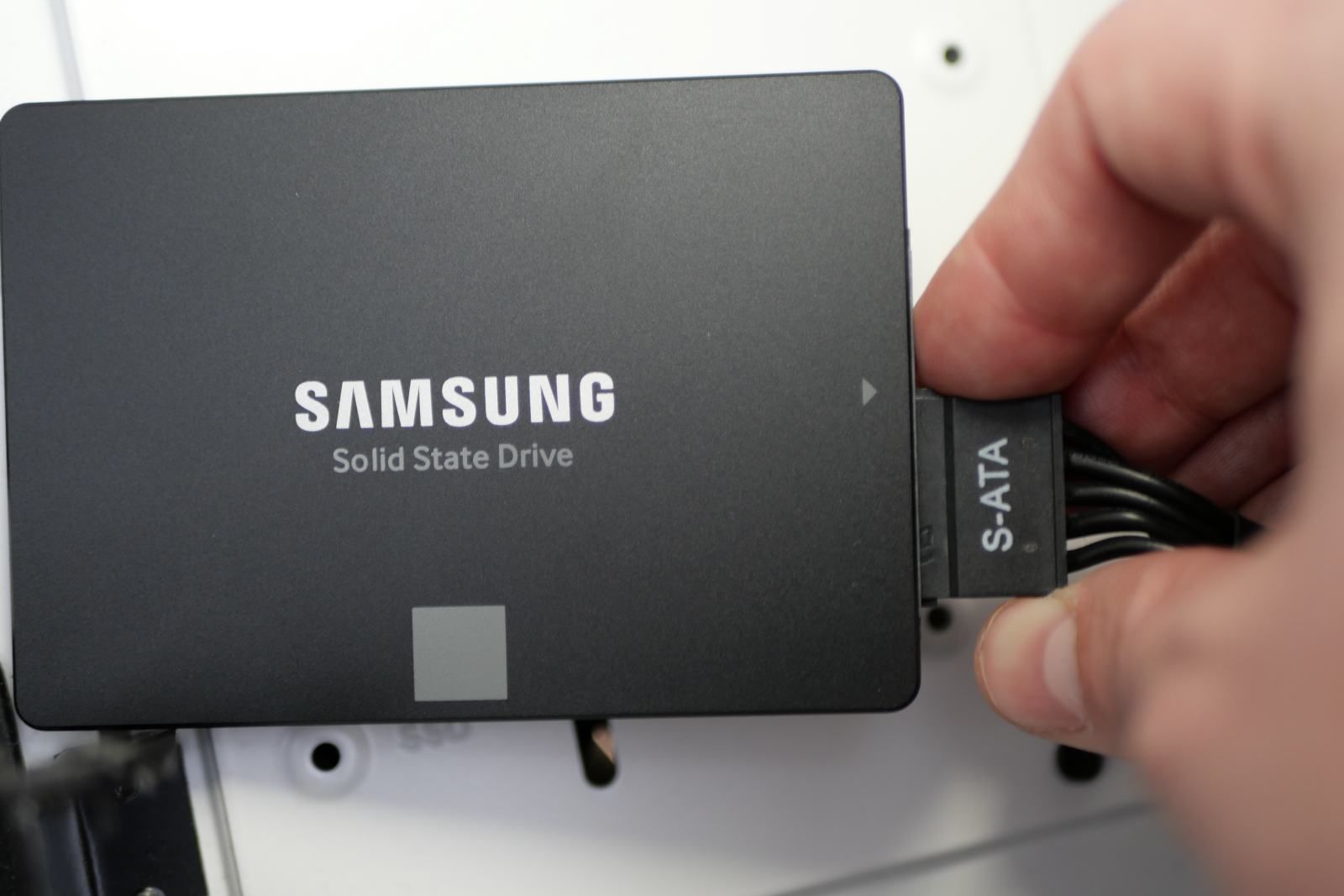 Как установить SSD в игровой ПК фото 16