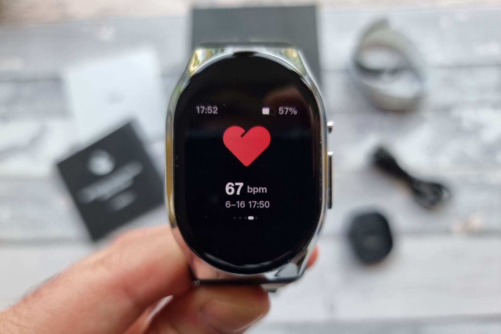 This smartwatch can accurately measure your blood pressure with an inflatable cuff photo 4