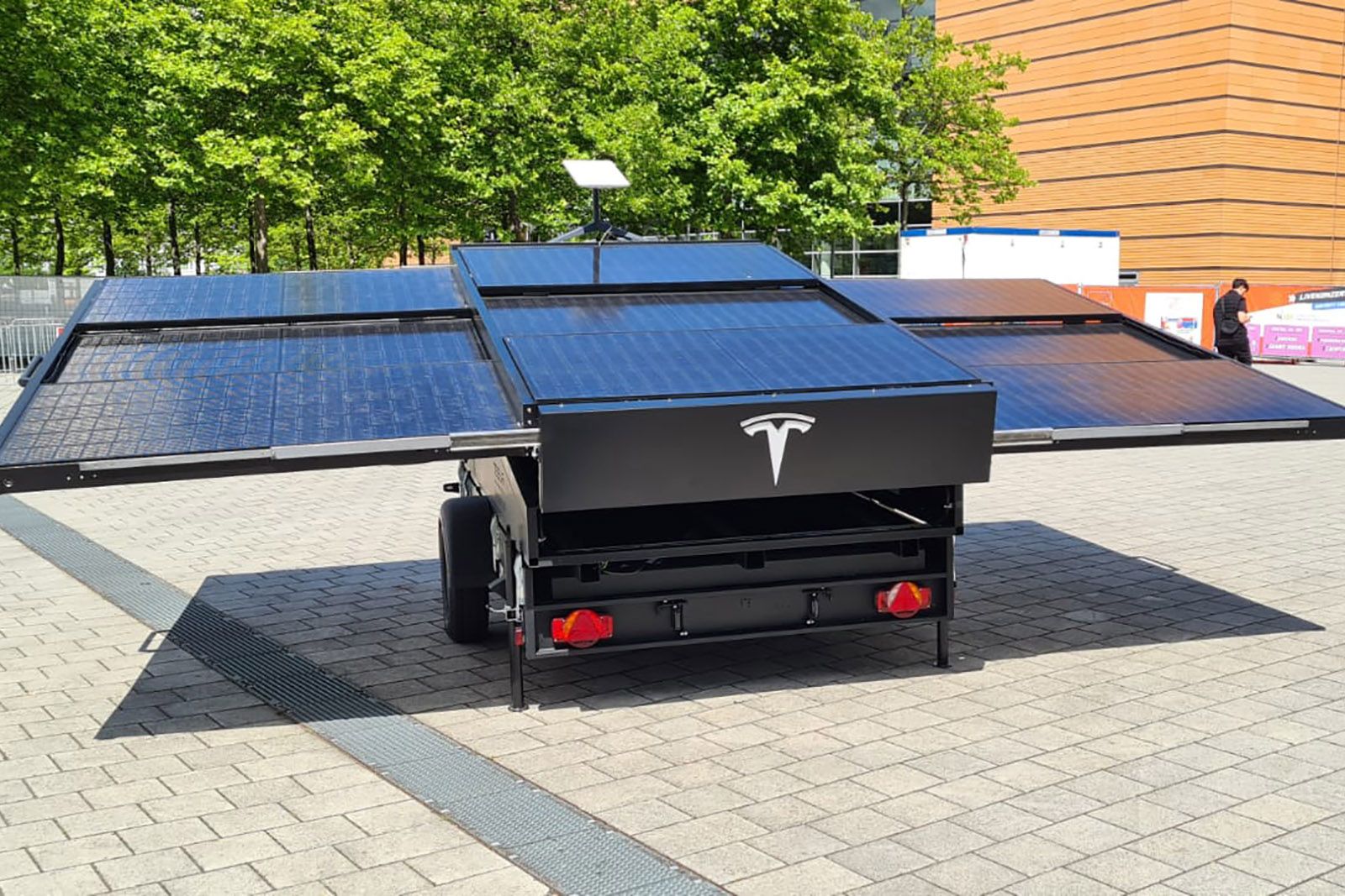 Tesla working on a solar-powered range extender in a trailer photo 1