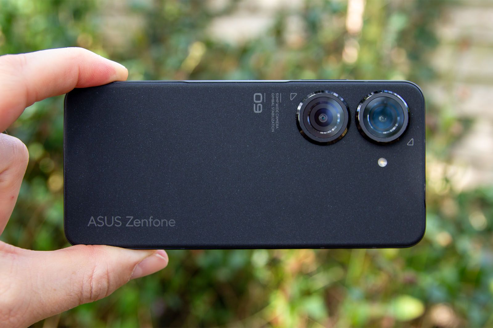 ASUS' Zenfone 9 gets a bigger camera in a palm-friendly body