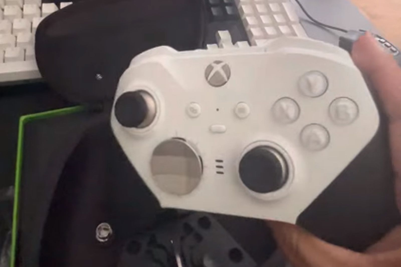 Looks like we're getting a white Xbox Elite 2 controller photo 1