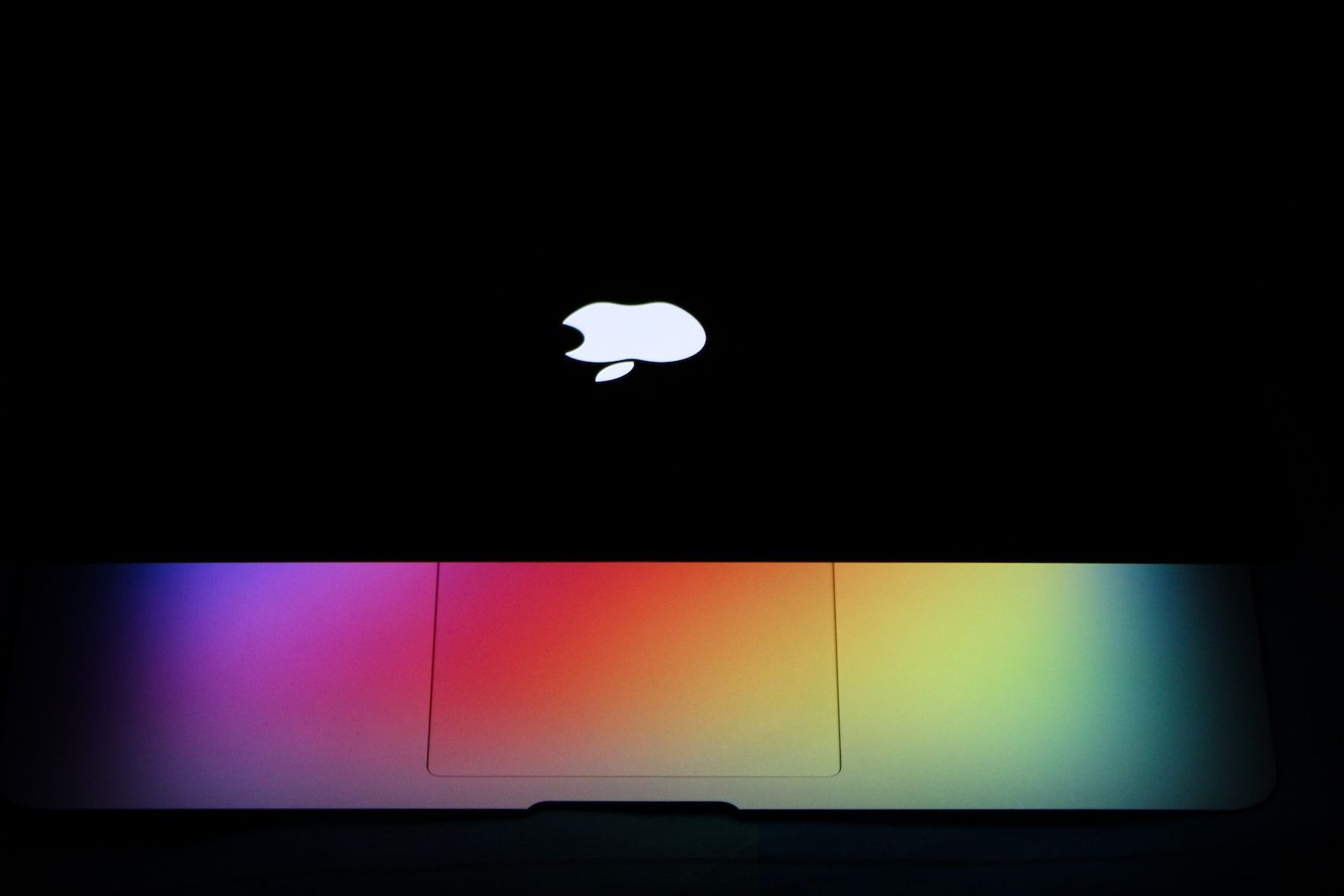 The iconic backlit Apple logo could make a return to MacBooks photo 1