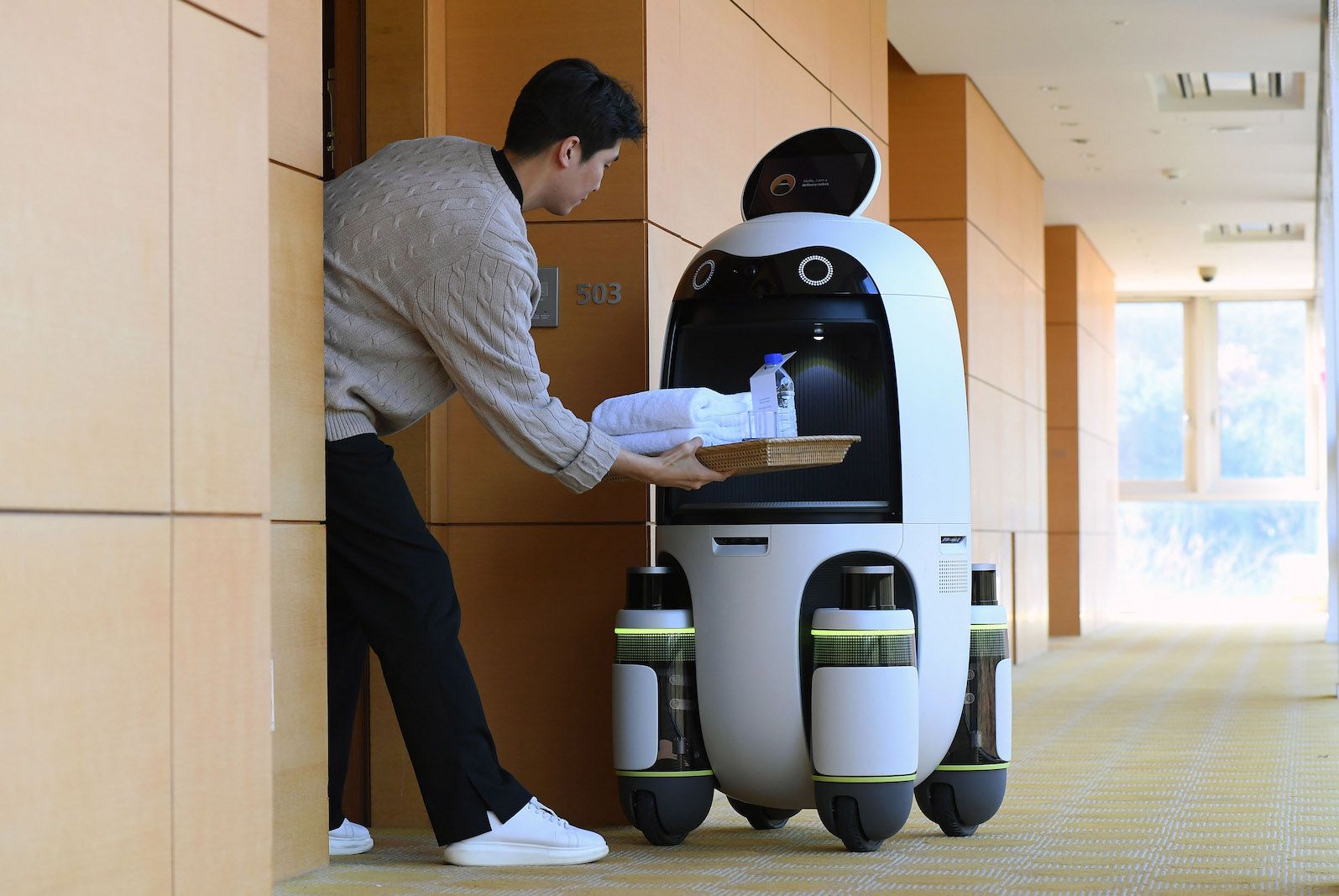 Hyundai's super-cute robot could deliver your next hotel breakfast photo 3