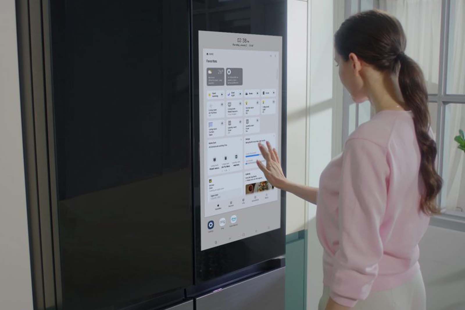 Samsung Bespoke Refrigerator Family Hub Plus has a 32-inch touchscreen photo 1