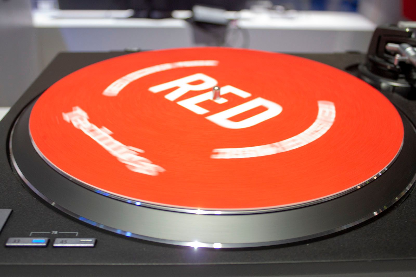 Hay un giradiscos Technics SL-100 de color rojo y es precioso.