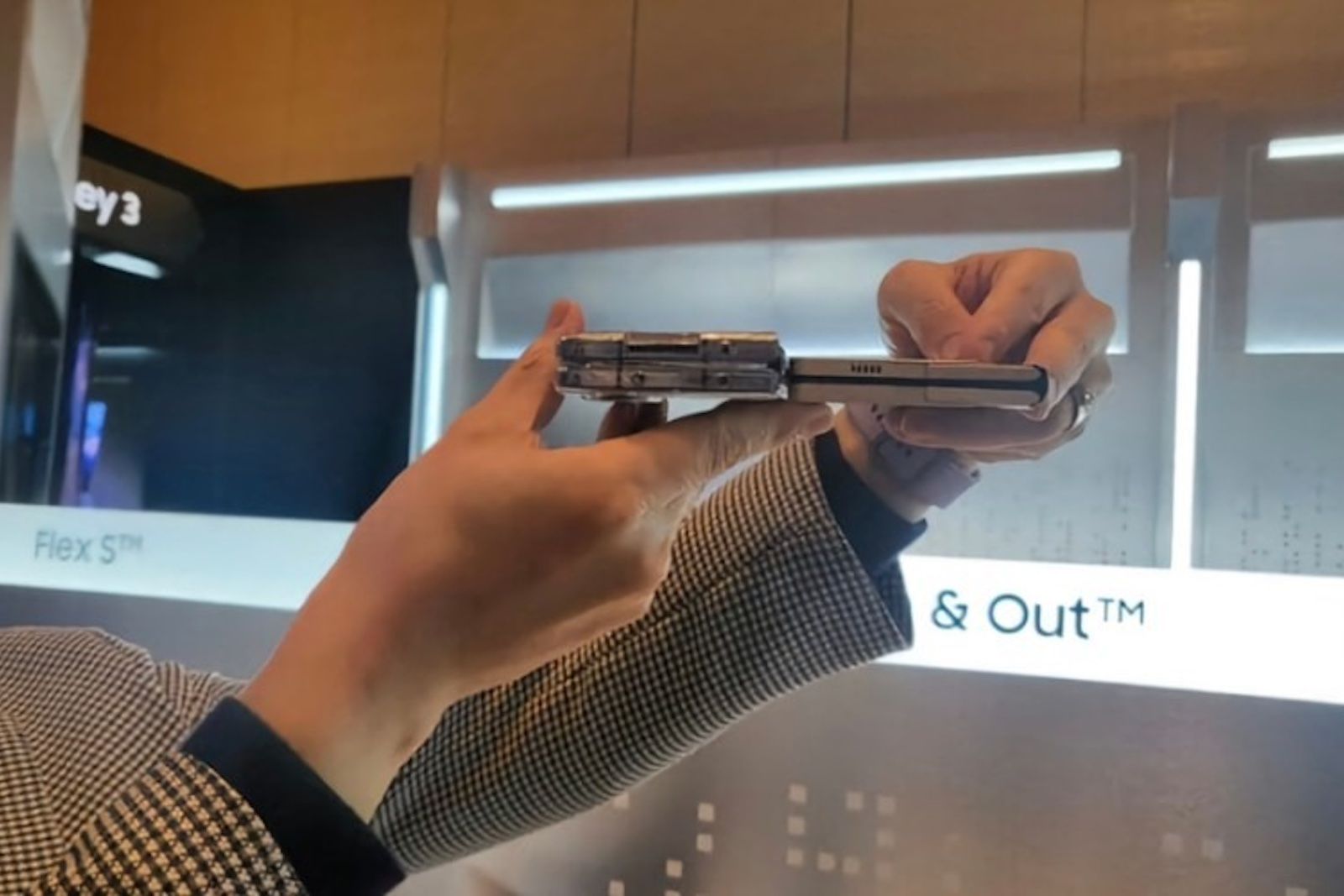 Дизайн петли прототипа Galaxy Fold 5 рядом со складным устройством Samsung Galaxy