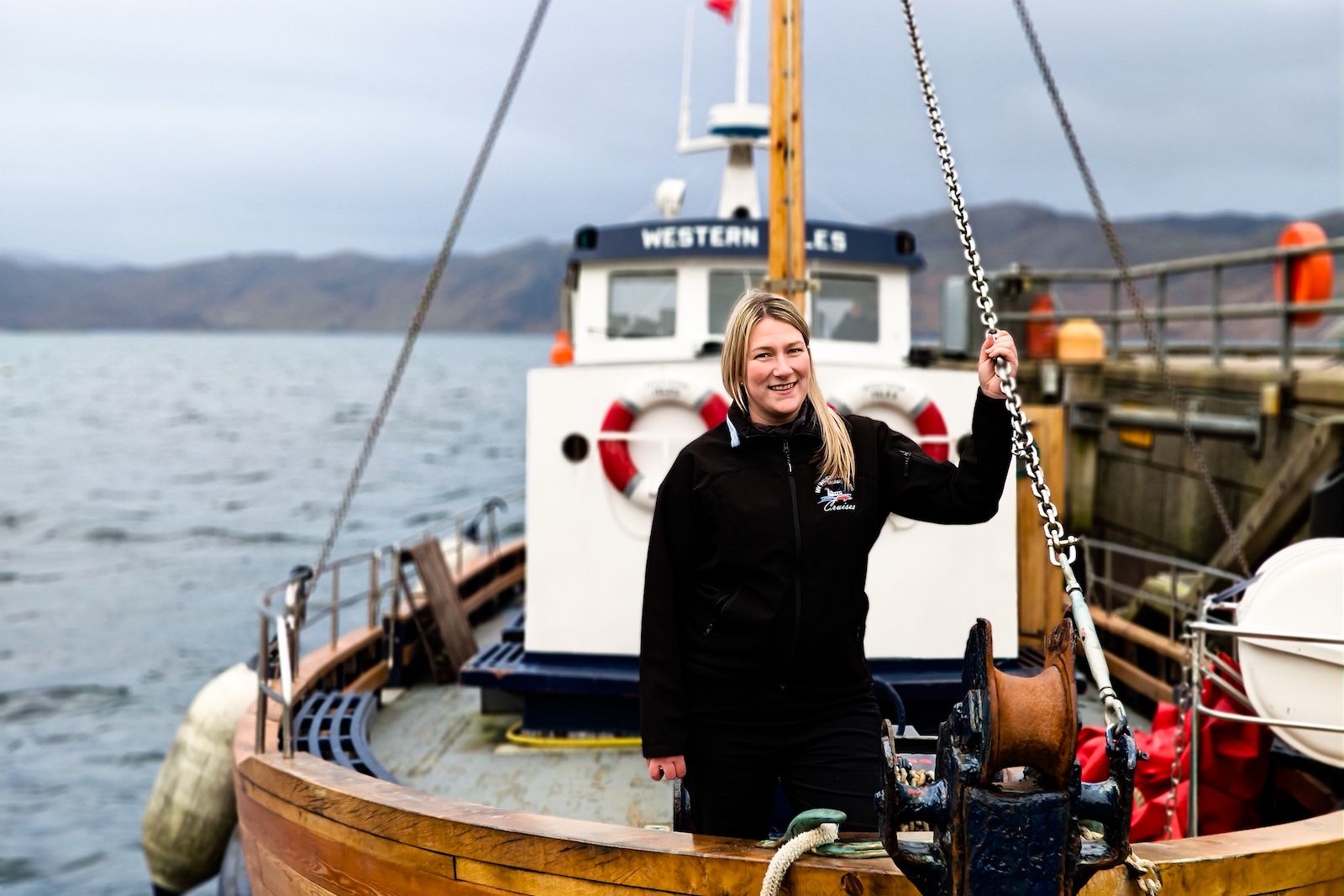 Пример фотографии OnePlus, на которой изображена женщина на лодке
