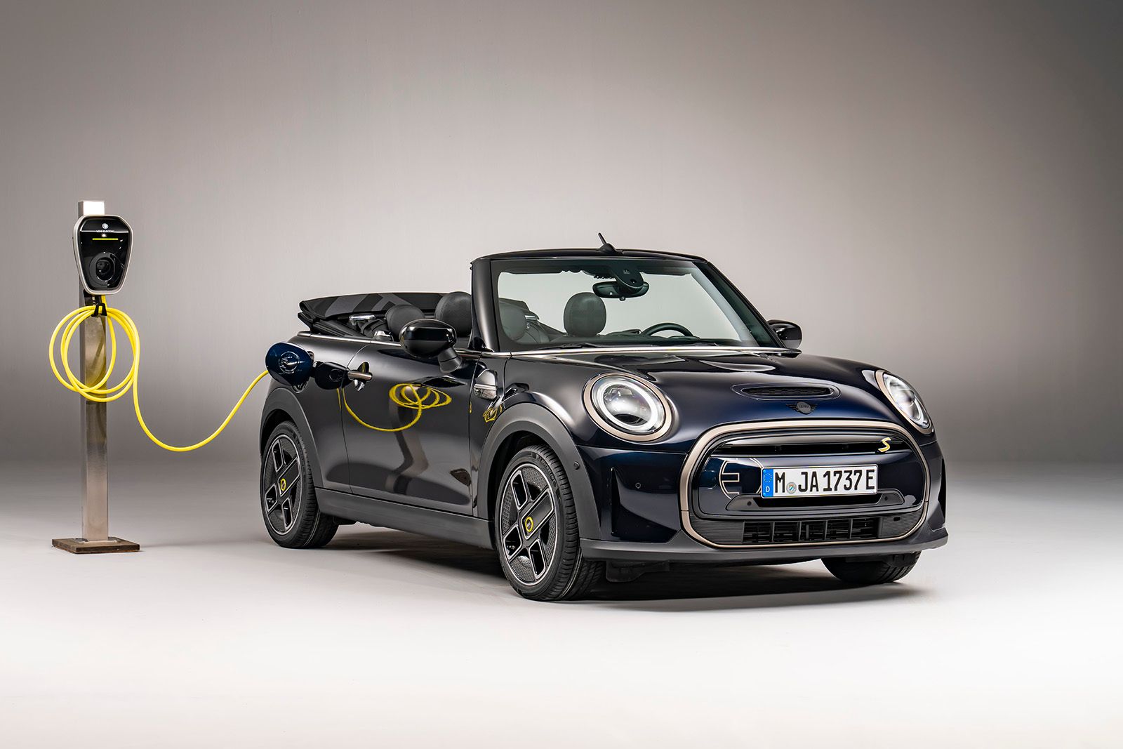 First allelectric Mini Convertible unveiled, production limited to less than 1,000 cars