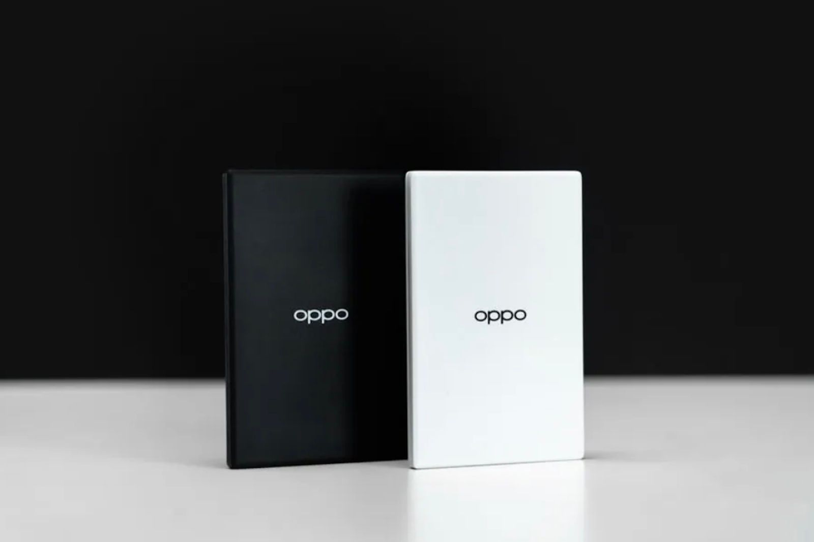 Oppo Zero-Power Tags in black and white