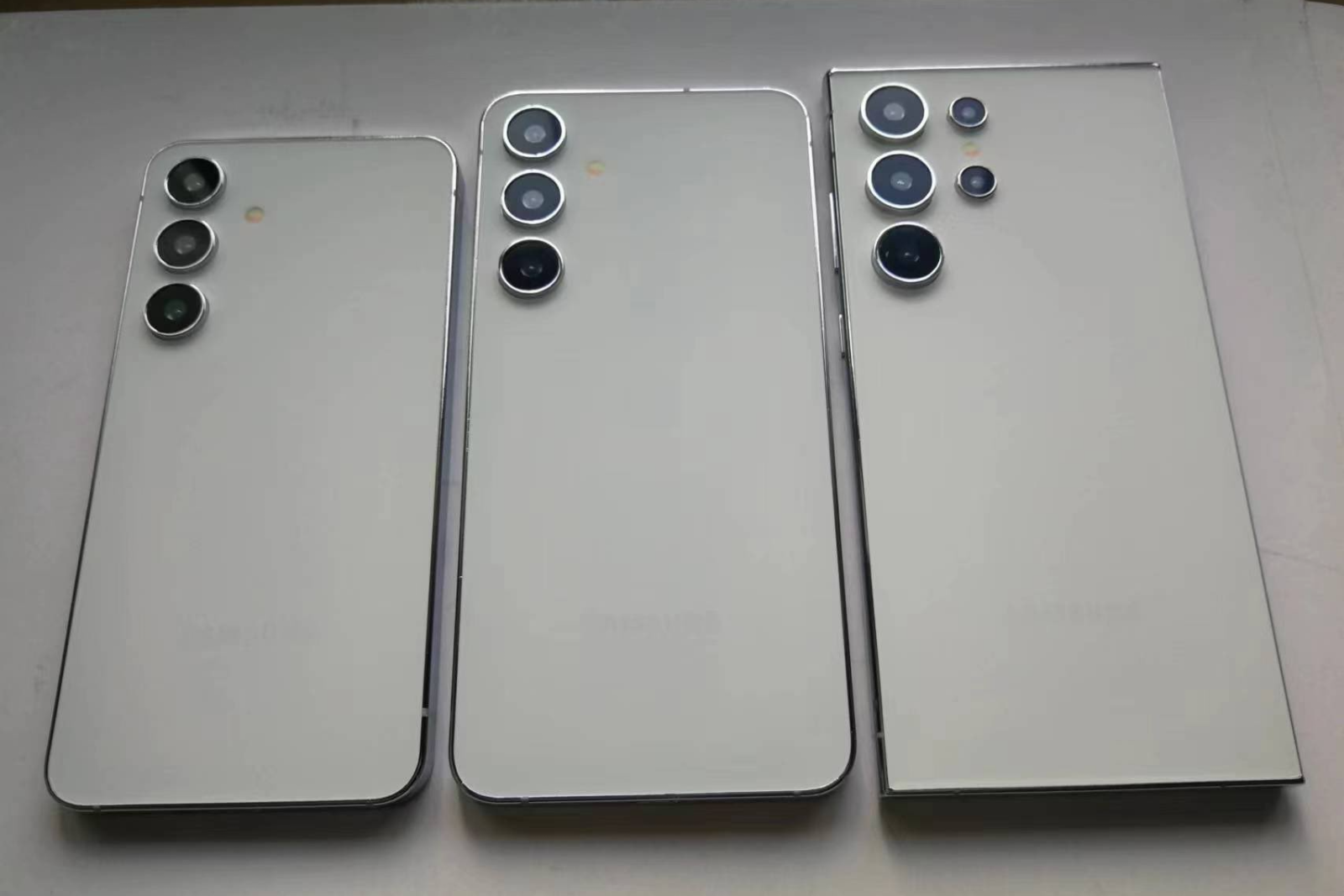 A photo of purported Galaxy S24 dummy units.