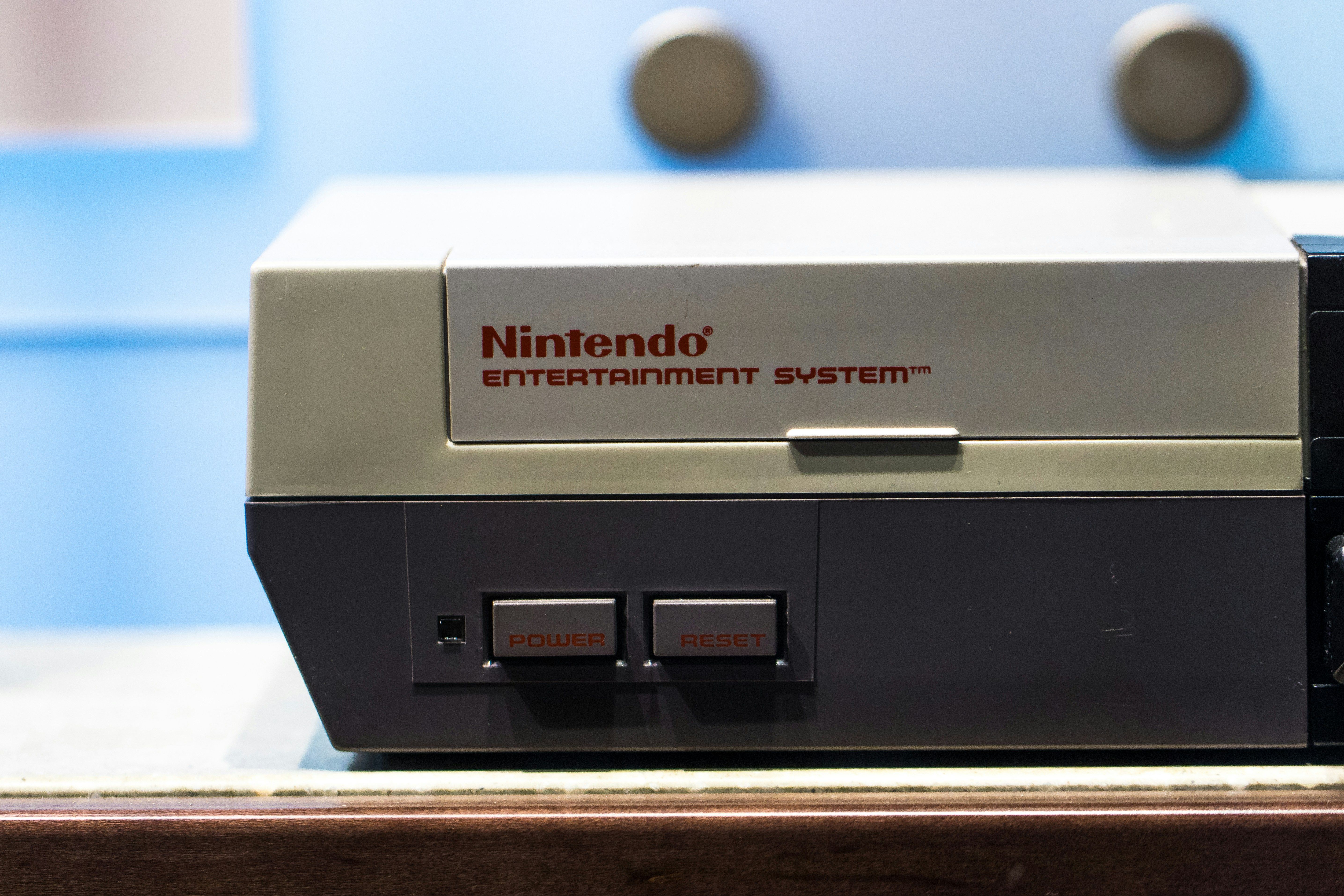 تصویر سیستم NES را روی یک جدول نشان می دهد.
