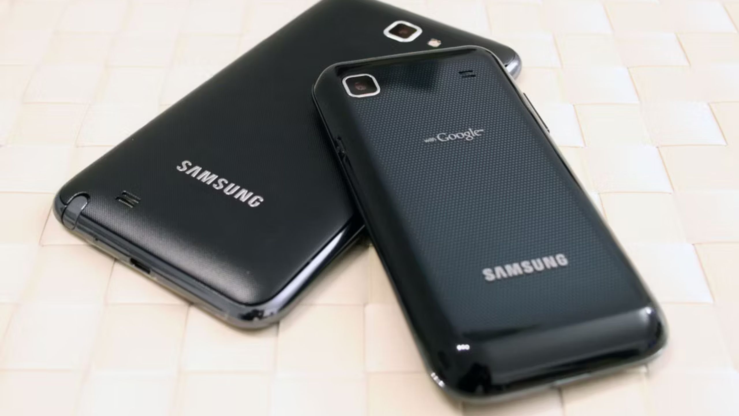 Photo of a Samsung Galaxy Note model next to a Samsung Galaxy S model