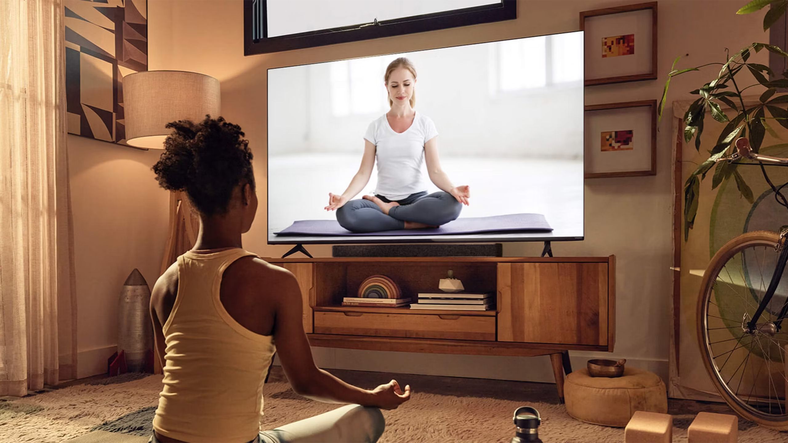 Pessoa fazendo curso de meditação na Vizio TV. 