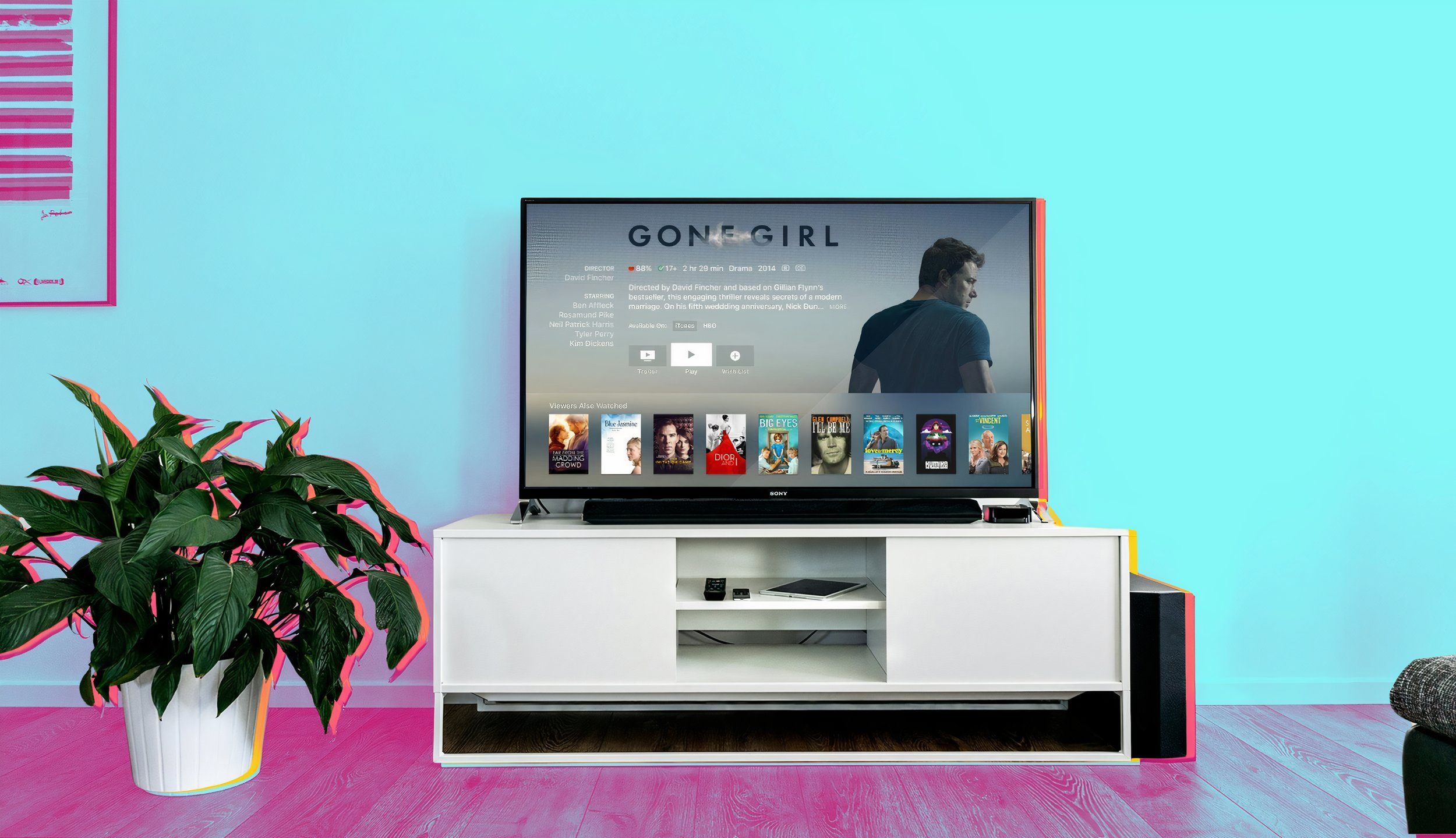 Hình ảnh hai tông màu chụp một chiếc Smart TV đặt trên bảng điều khiển đa phương tiện trong phòng khách.