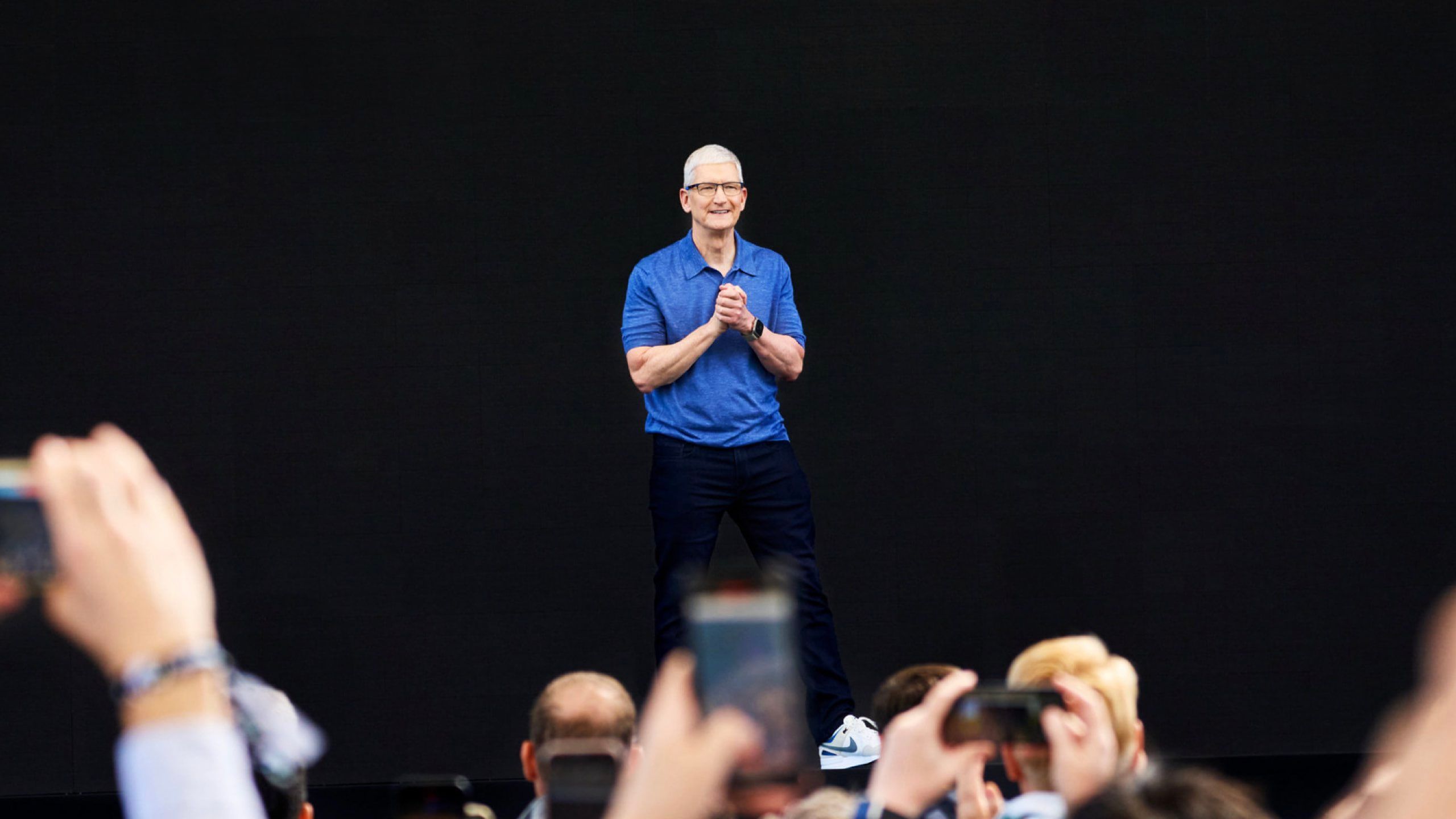 Tim Cook en el escenario de WWDC24.