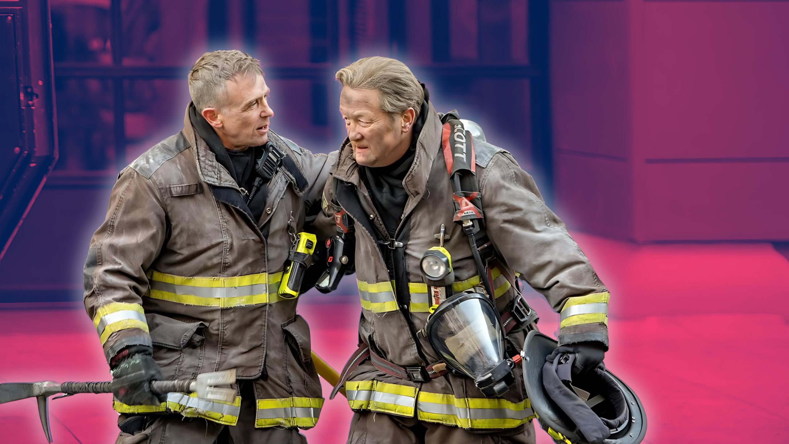 Dois bombeiros da série da NBC “Chicago Fire”.