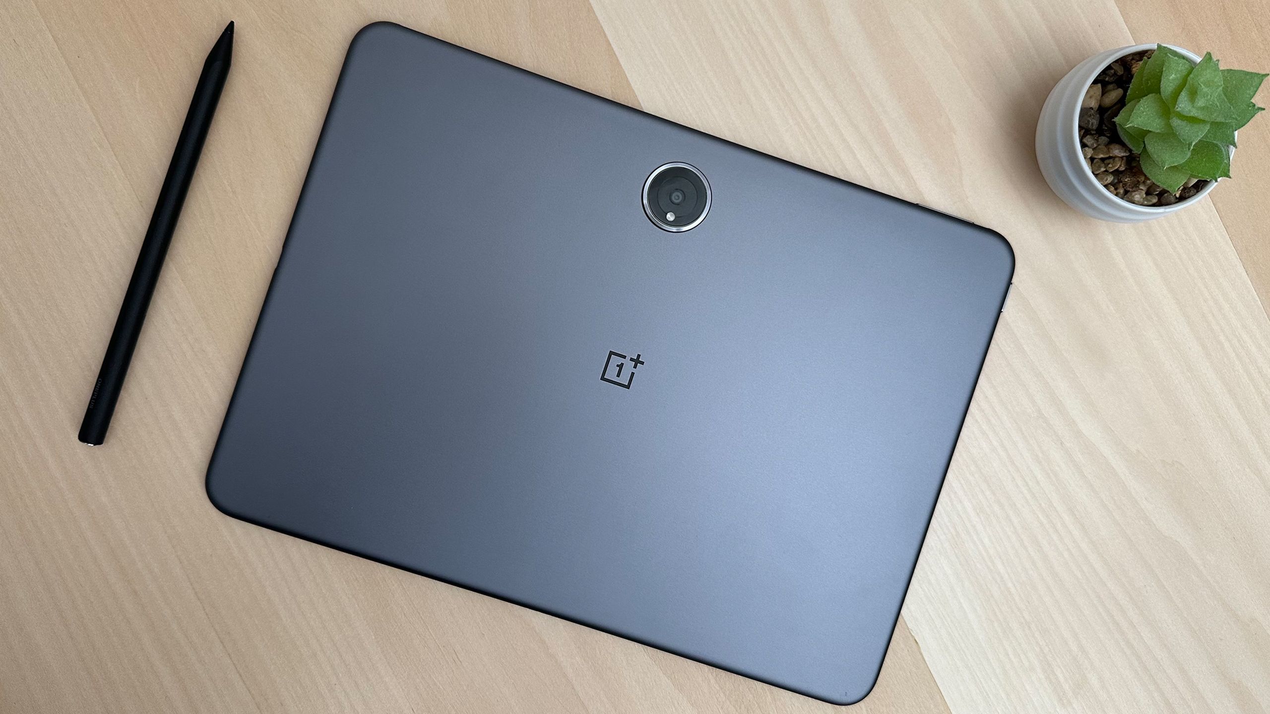 OnePlus Pad 2 com caneta e planta