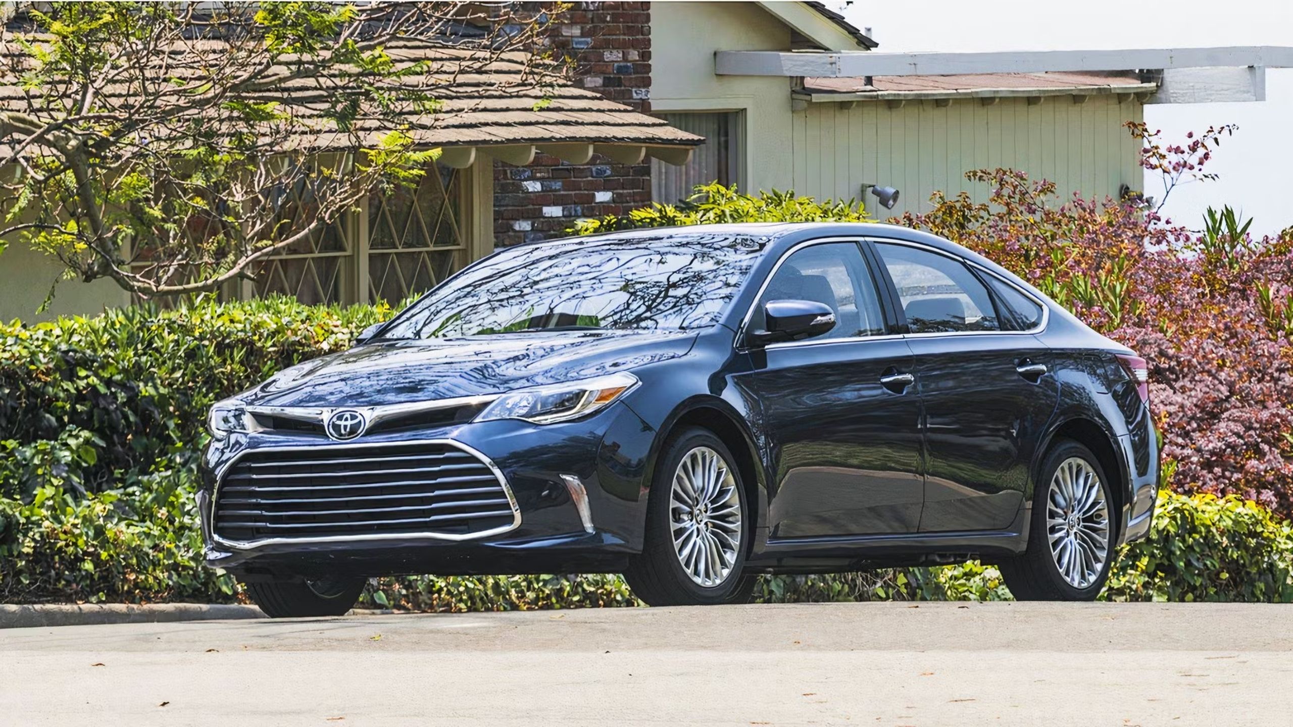 Front quarter view of the 2018 Toyota Avalon