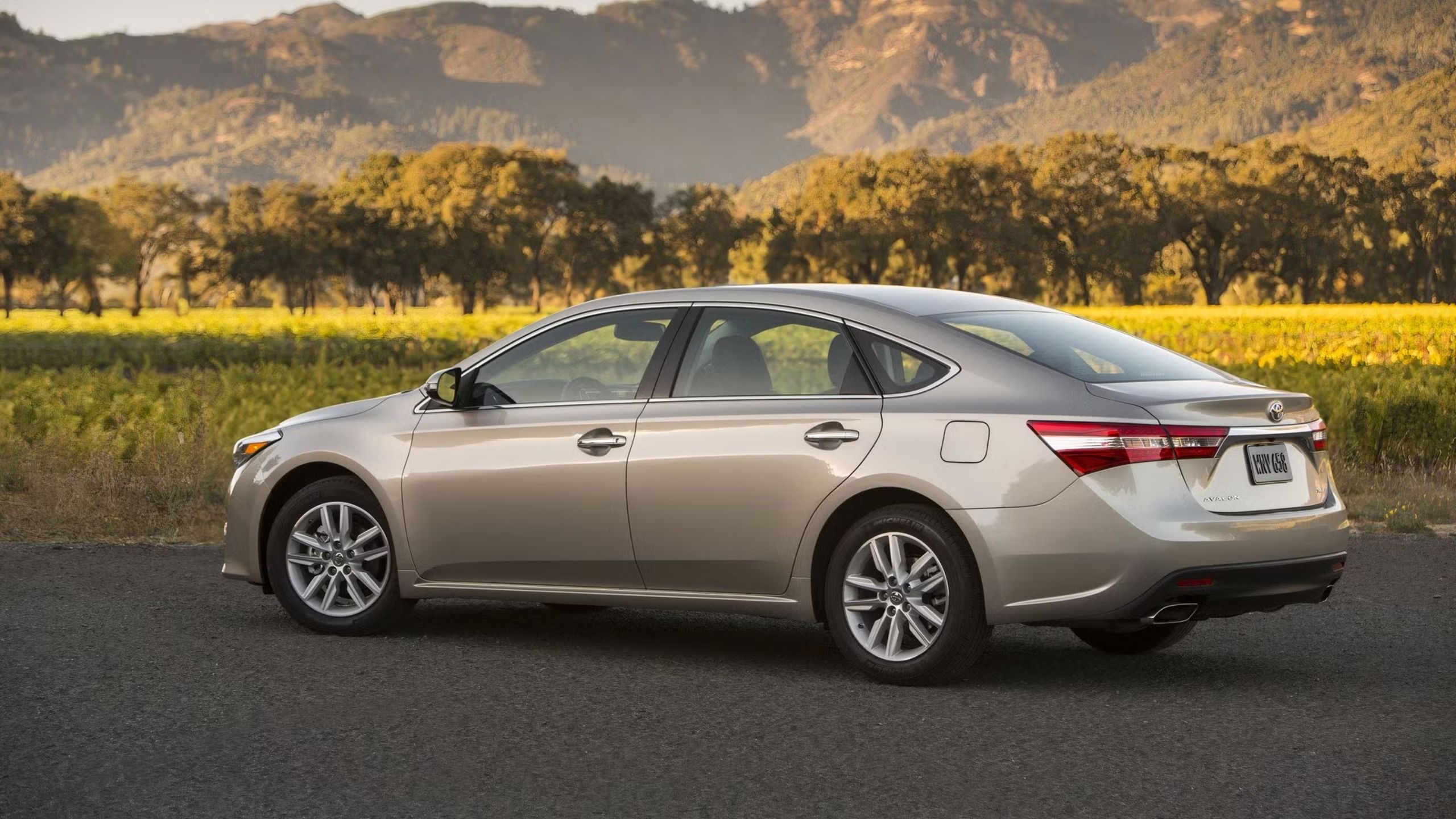 Rear quarter view of the 2013 Toyota Avalon