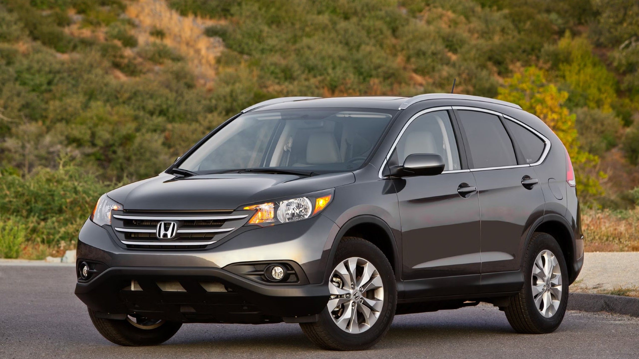 Front quarter view of the 2014 Honda CR-V