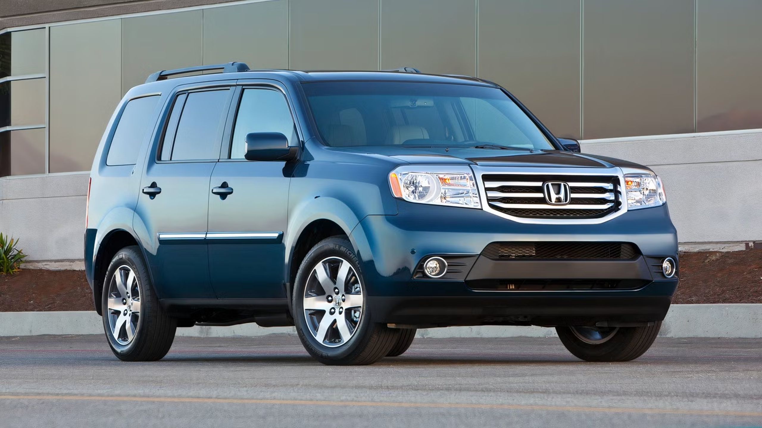 Front quarter view of the 2014 Honda Pilot