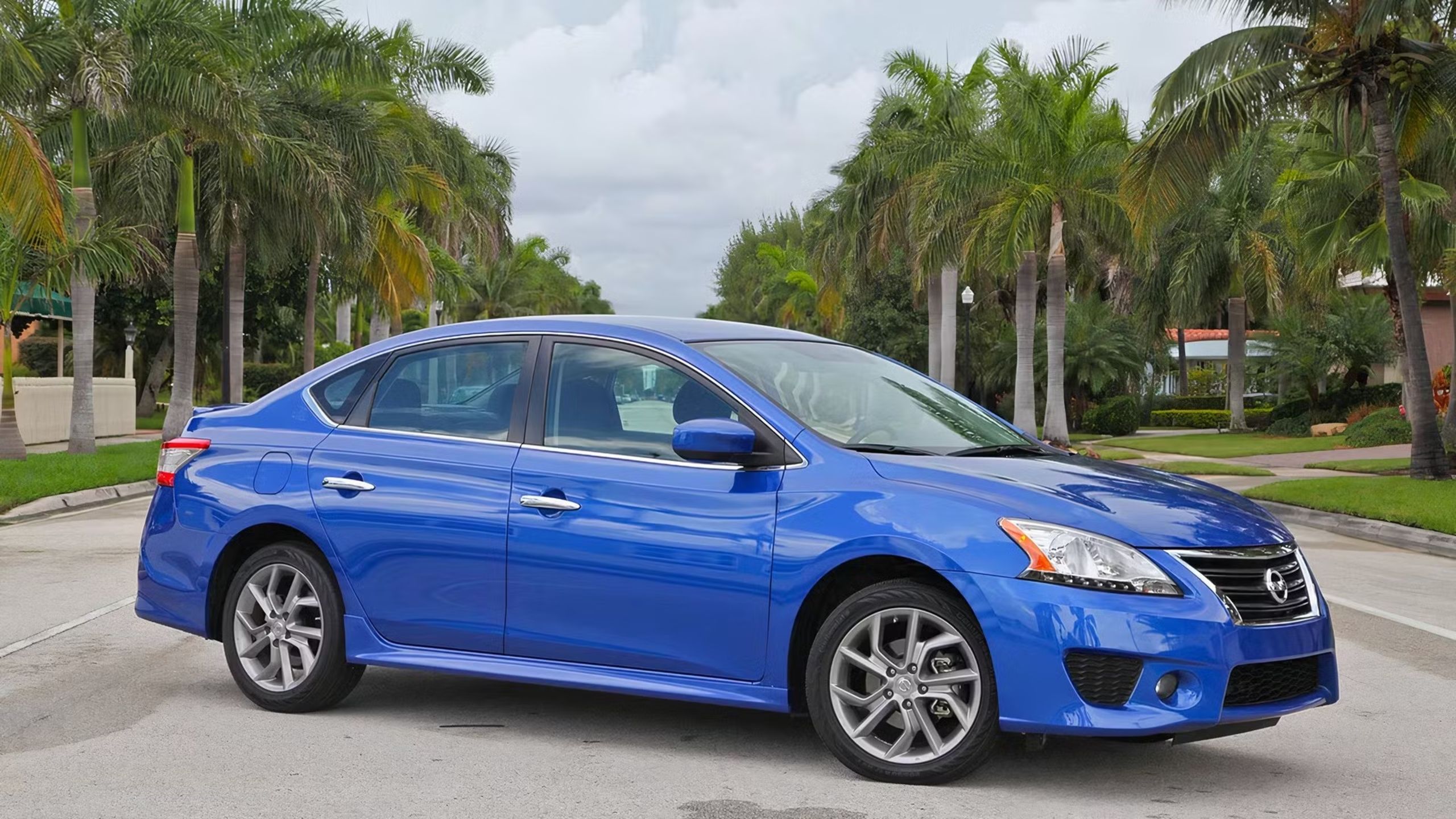 Side profile of the 2014 Nissan Sentra SR