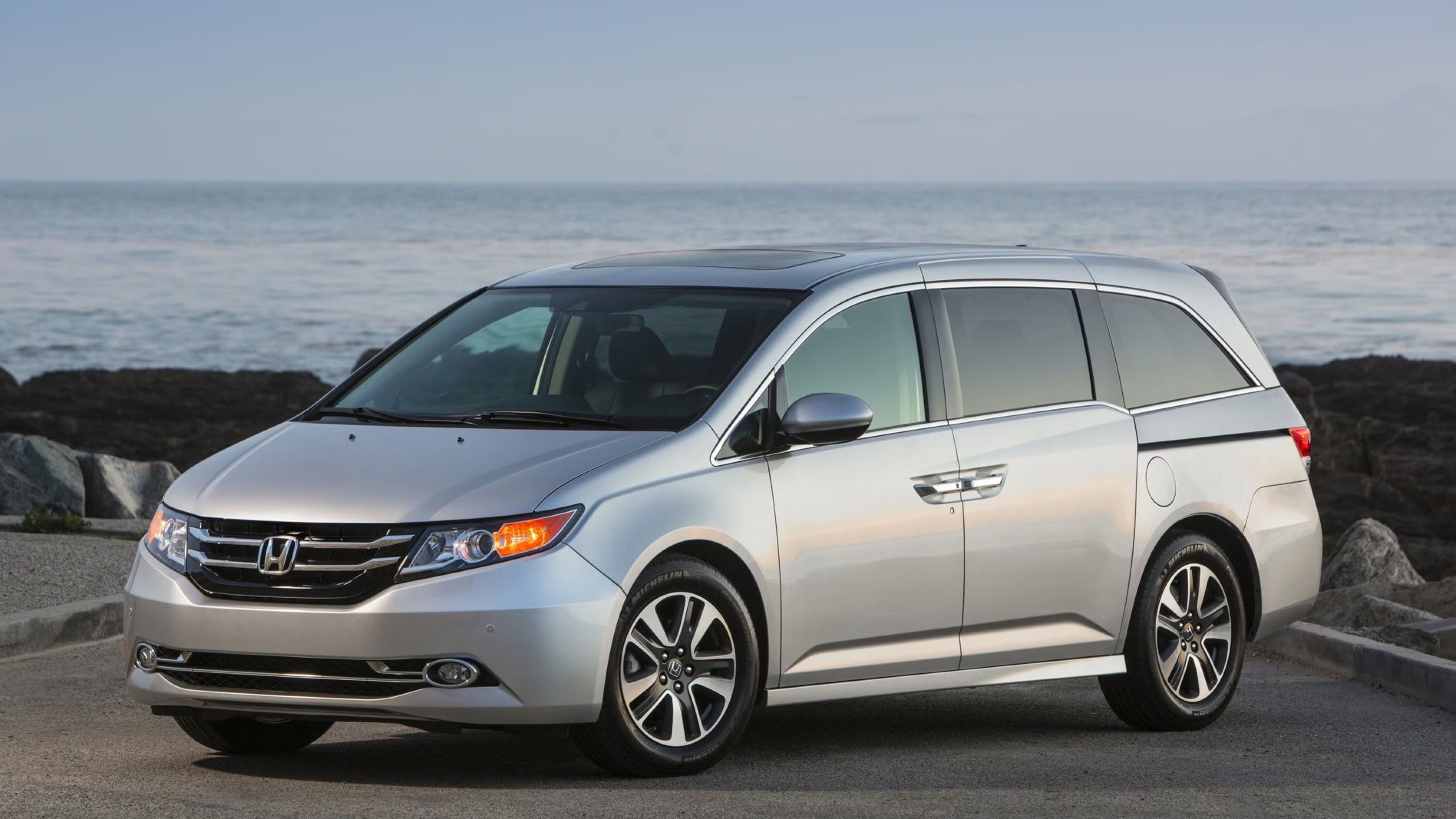 Front quarter view of the 2015 Honda Odyssey