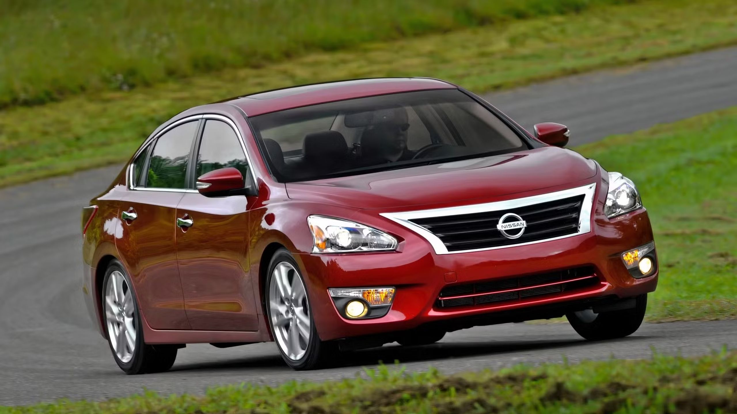 Front quarter view of the 2015 Nissan Altima