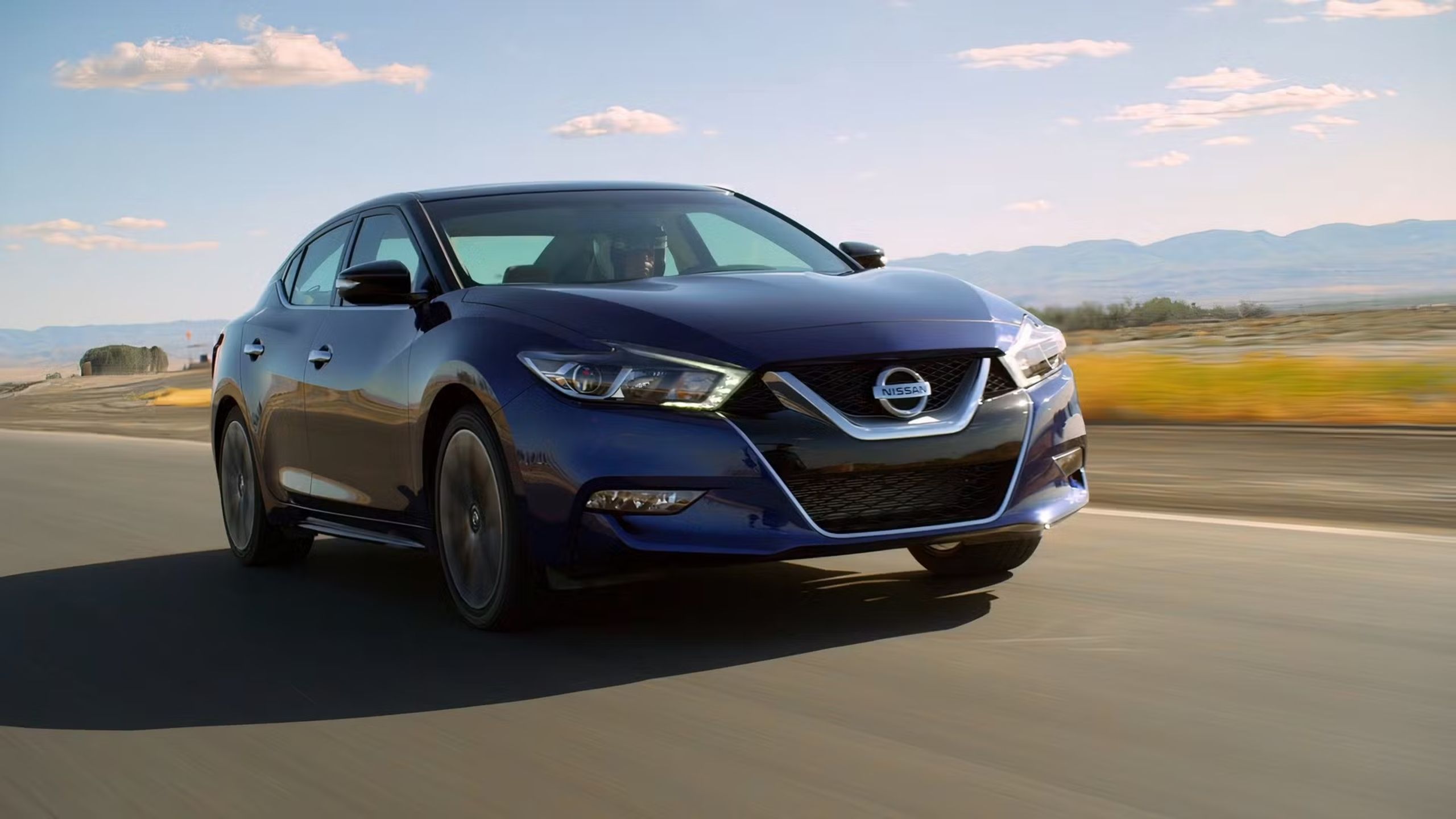 Front quarter view of the 2016 Nissan Maxima