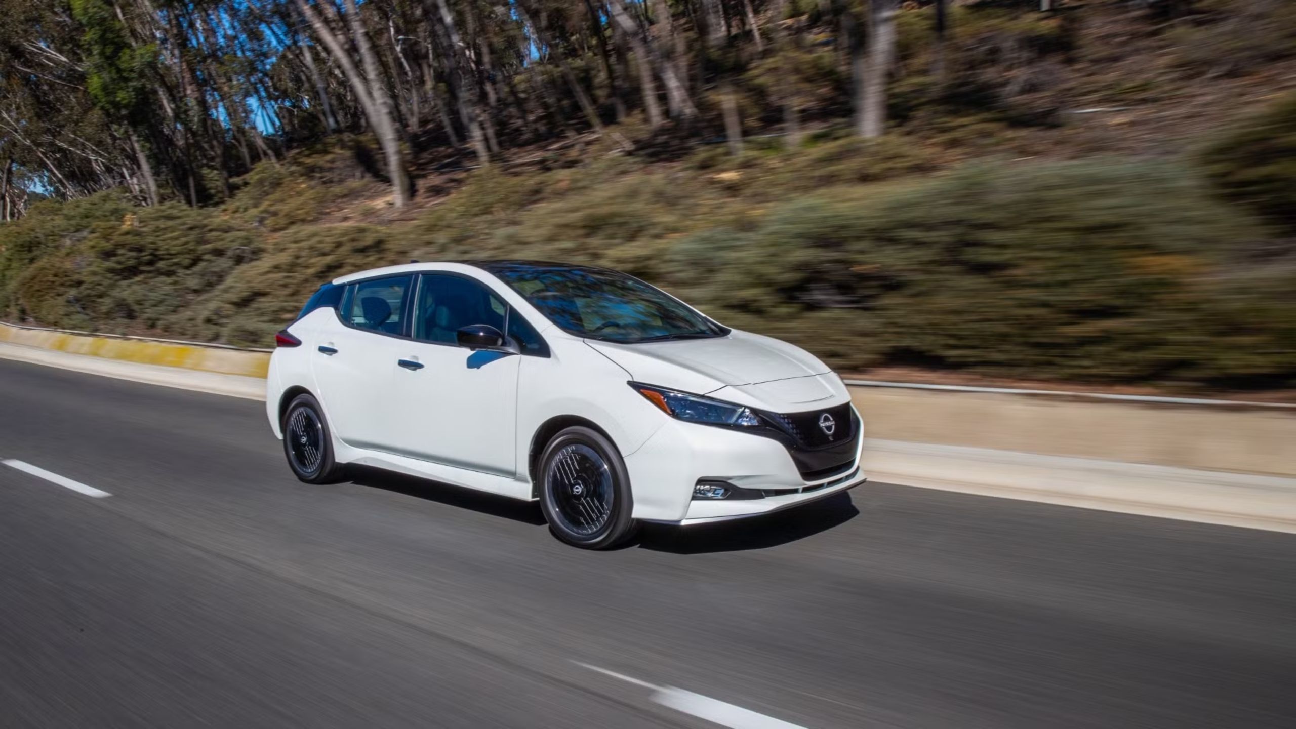 Front quarter view of 2024 Nissan Leaf